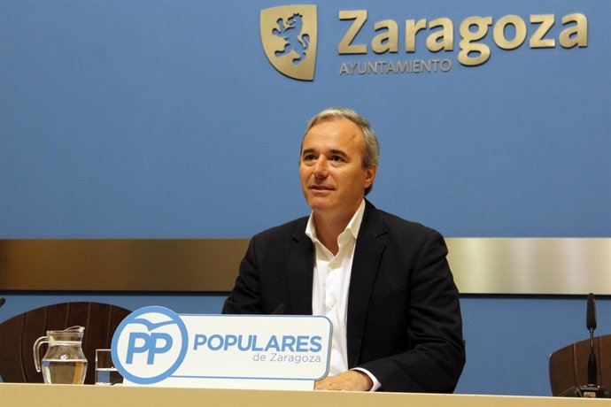 El portavoz del PP en el Ayuntamiento, Jorge Azcón, hoy en rueda de prensa