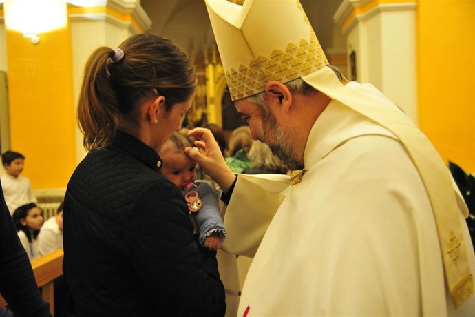 El obispo de Teruel y Albarracín, Carlos Escribano, en la Candelaria.