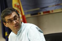 El líder del PCE recomienda a Pedro Sánchez que no se preocupe por ellos porque están "muy cómodos" en Unidos Podemos