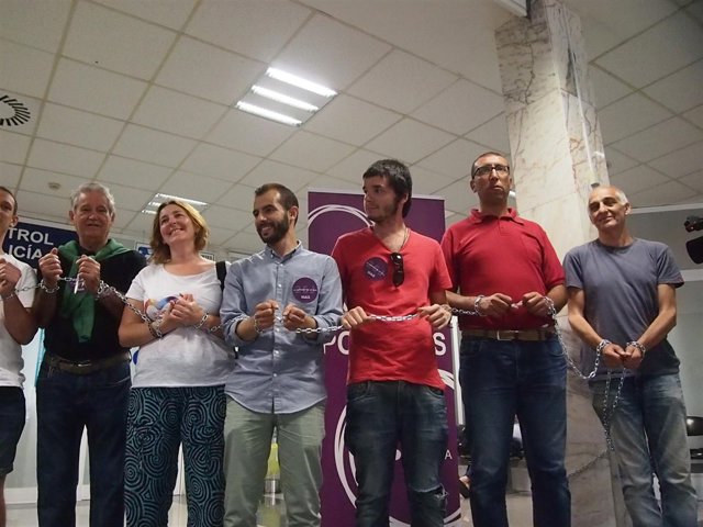 Miembros de Podemos, encadenados en Ceuta