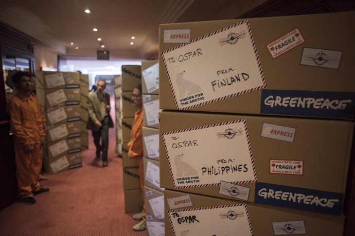 Greenpeace entrega a OSPAR ocho millones de firmas que piden proteger el Artico