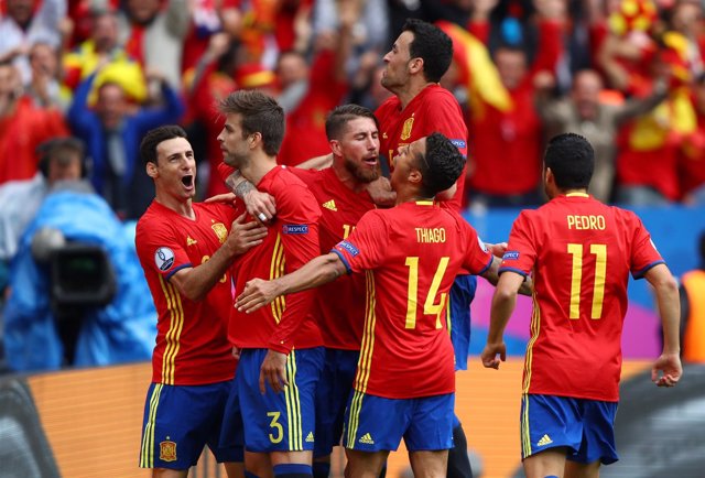 España celebra el gol de Piqué