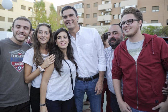 Pedro Sánchez se fotografía con un grupo de jóvenes