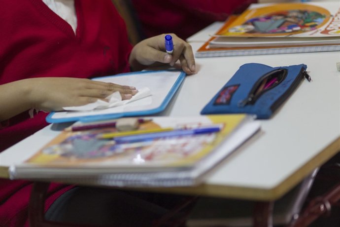 Colegio, escuela, aula, primaria, clase, niño, niña, niños, estudiando, estudiar