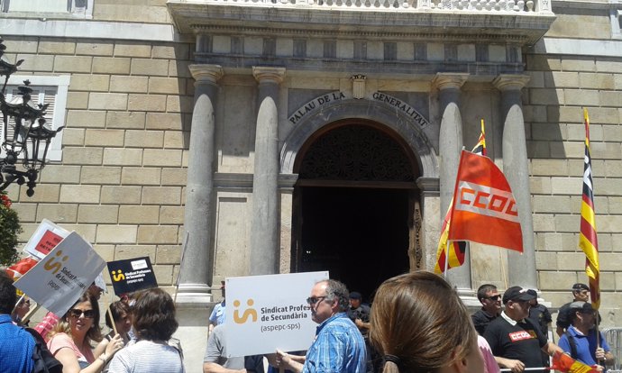 Protesta de delegados sindicales de enseñanza ante la Generalitat