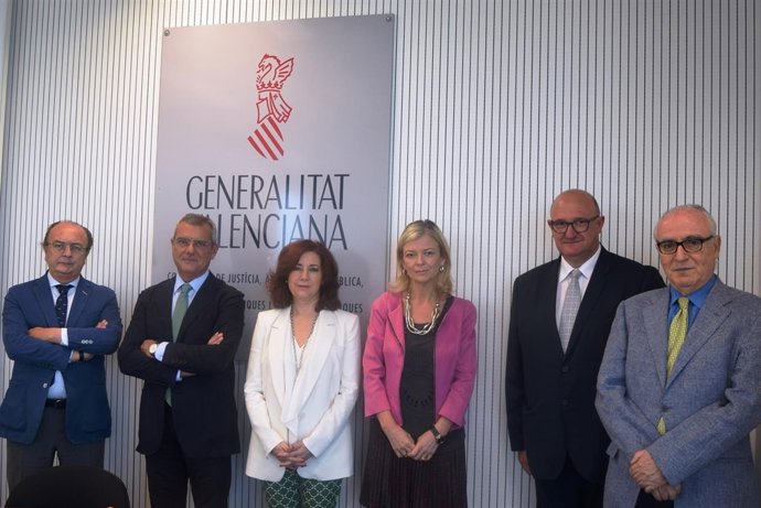 Bravo con los representantes de los colegios de abogados y procuradores