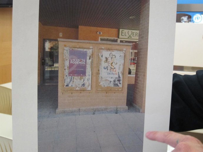 Cartel elecotral de Unidos Podemos colocado en un sitio indebido