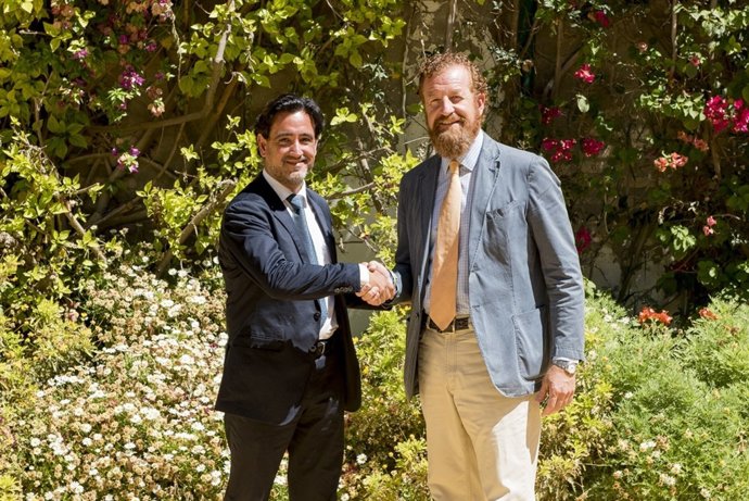 Frima del convenio entre AHS y Las Dueñas