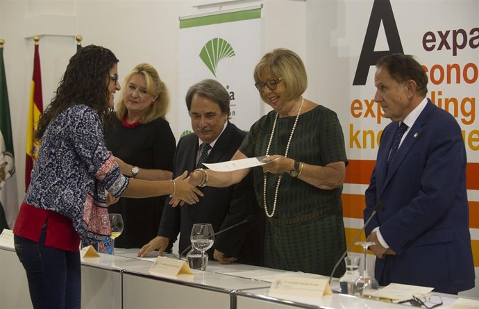 La consejera de Educación, Adelaida de la Calle, entrega uno de los premios