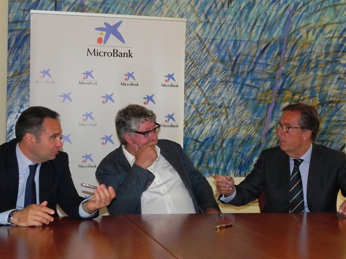 Microbank Firma Un Conveni Amb Procornellà Per Promoure L'activitat Emprenedora