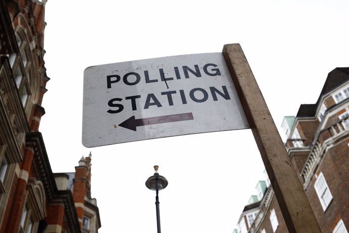 Cartel que anuncia un colegio electoral en Londres