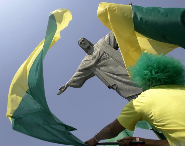 Banderas de Brasil ondean junto al Cristo Redentor de Río de Janeiro