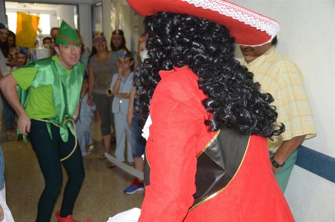 Actores en la fiesta para pacientes infantiles del Hospital de Jaén.