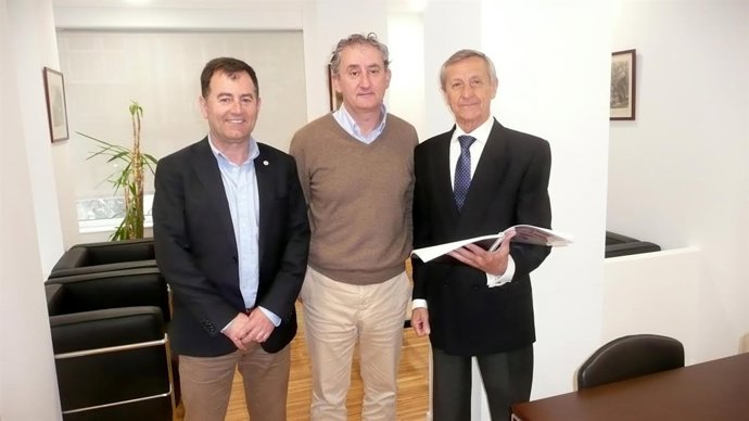 Miembros Asociación Donantes Sangre con presidente Colegio Médicos Cantabria 