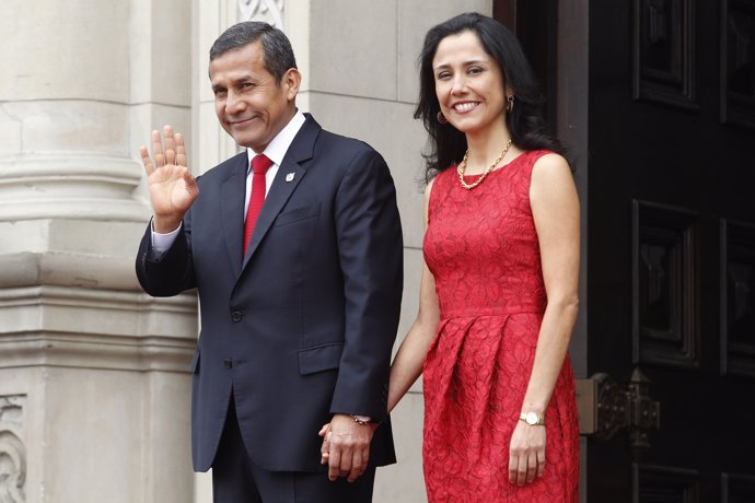 Peru's President Ollanta Humala waves to the media next to First Lady Nadine Her
