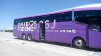 La Guardia Civil 'sube' al autobús de Podemos en un control de tráfico para revisar cinturones