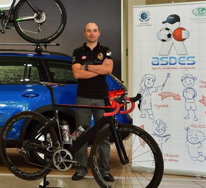 Un ciclista recorre Aragón de norte a sur en una iniciativa solidaria