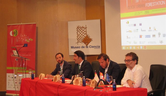 Suárez Quiñones y Óscar Puente, en el Foro de Bosques Urbanos