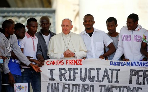 El Papa celebra la audiencia general con 14 refugiados sentados a su alrededor