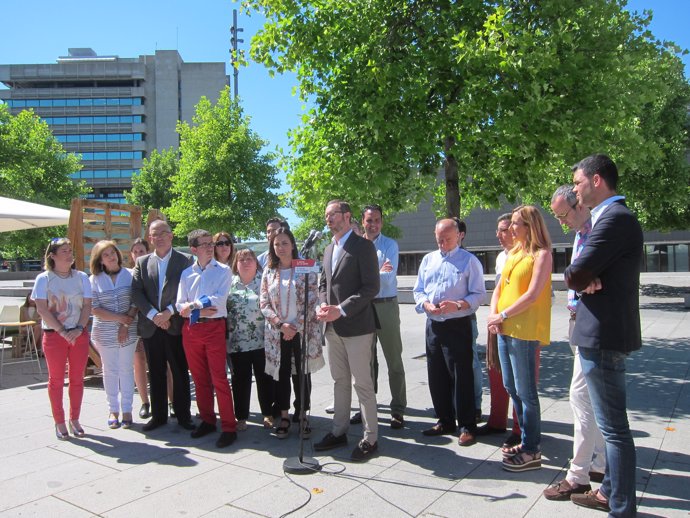 Maroto junto a candidatos de UPN-PP y dirigentes de ambos partidos en Pamplona