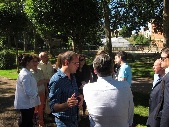 Luena charla con miembros de su equipo
