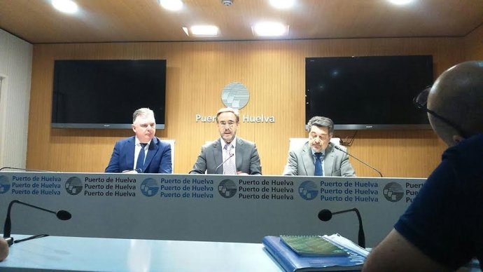 El consejero de Fomento, Felipe López, y presidente del puerto, Javier Barrero.