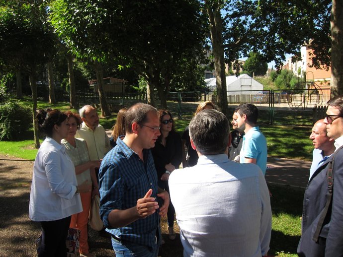 Luena charla con miembros de su equipo