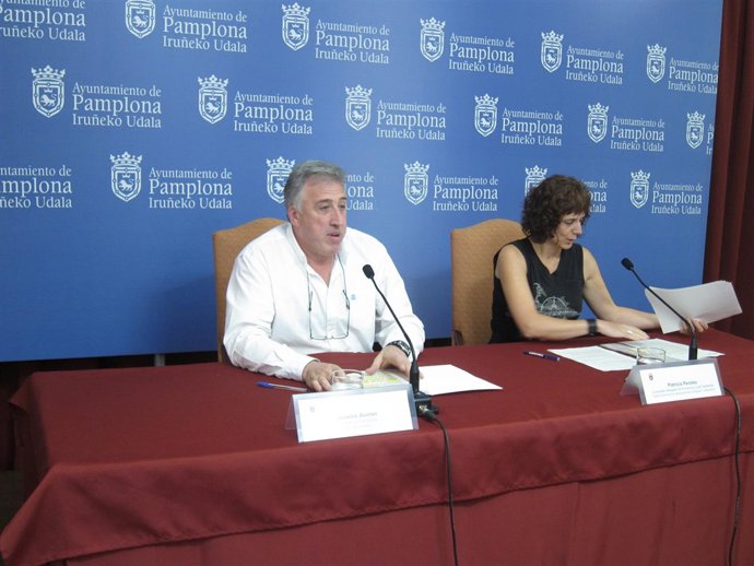 Joseba Asiron y Patricia Perales, en el Ayuntamiento de Pamplona.