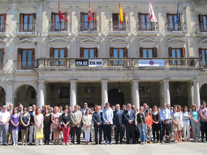 Cientos de personas se concentran para denunciar el asesinato de una mujer 