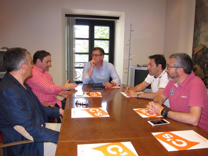 Ignacio Prendes con representantes de Guardia Civiles