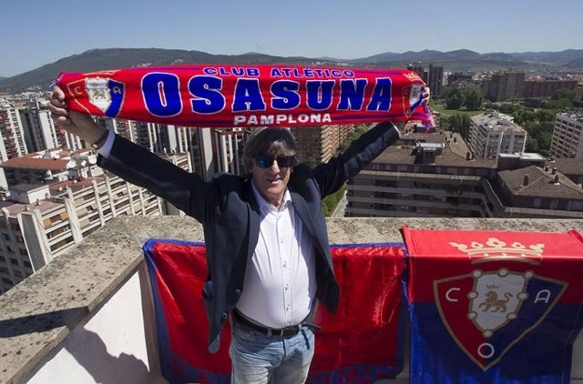 Enrique Martín, entrenador de Osasuna, en lo más alto de Pamplona