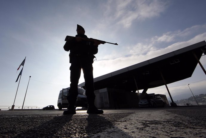 Policía francés armado en la frontera con Italia