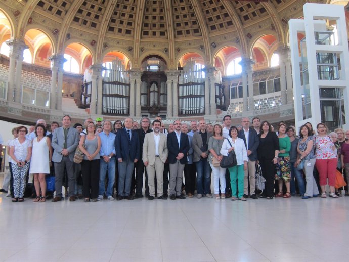 Un centenar de personas se concentran por la unidad de colecciones