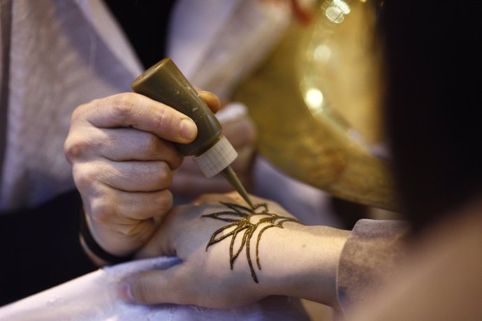 Fitur 2016: tatuaje de henna. Decoración del cuerpo.