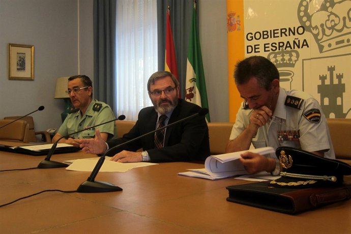 Lillo (c), entre Ortega y Herranz, presenta el dispositivo del 26J.