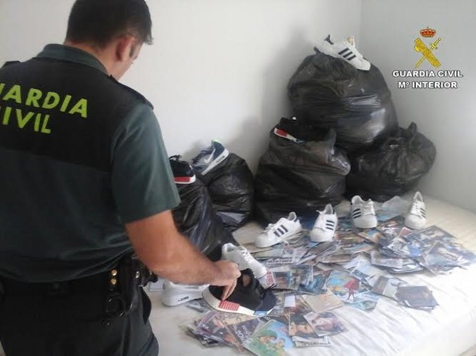 Prendas de ropa falsificadas intervenidas por la Guardia Civil de Huelva.