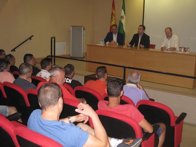 De la Torre (c) en la sesión informativa sobre la TPC.