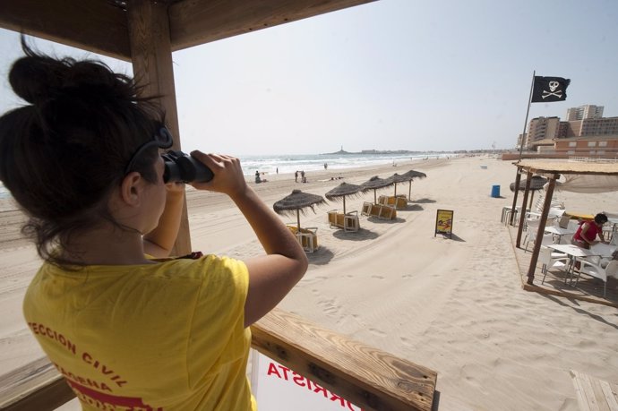 Vigilante en una playa