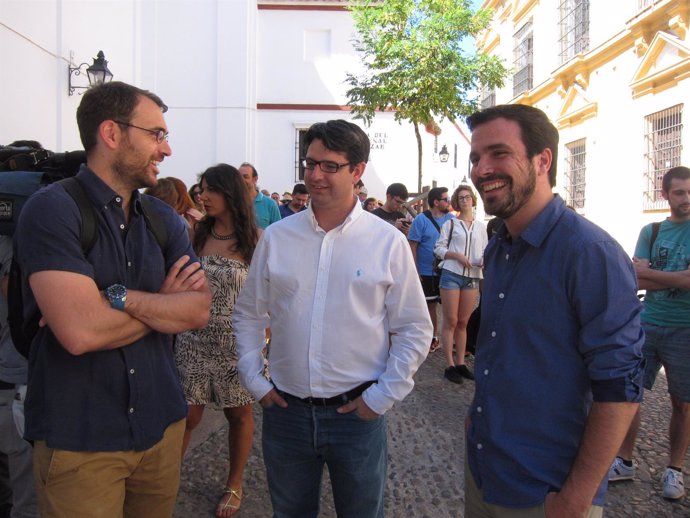 Alberto Garzón con Toni Valero y Pedro García