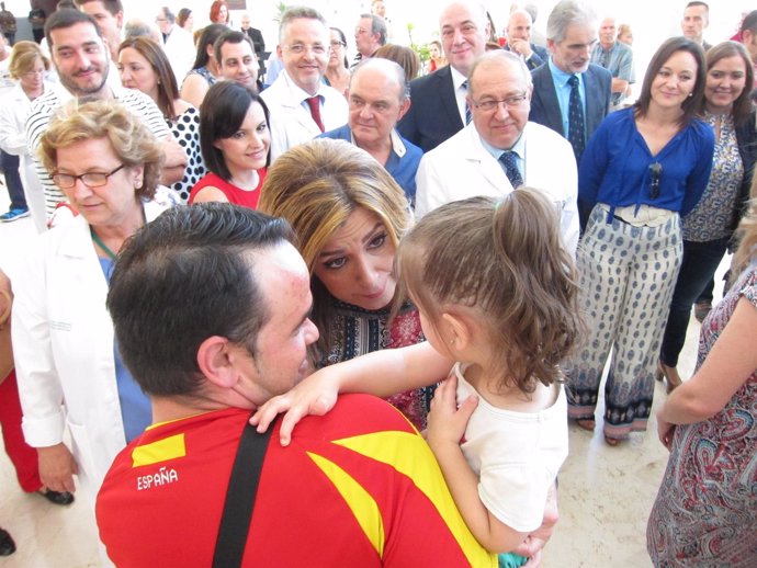 Susana Díaz habla con un padre y su hija en el Hospital de Puente Genil