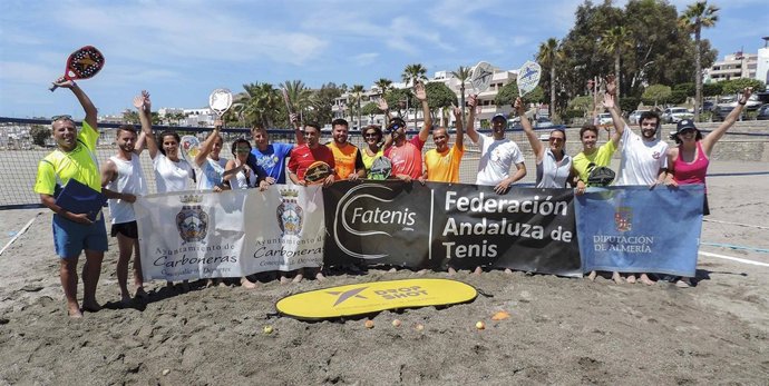 Dieciséis personas han obtenido la acreditación como instructores de tenis playa