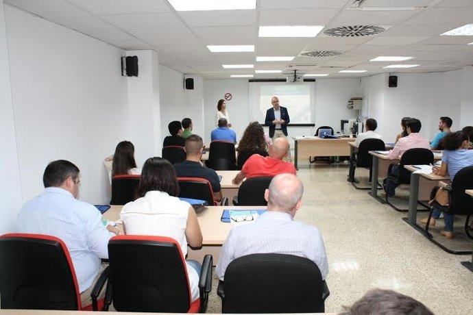 Carmona presenta el taller sobre comercio electrónico