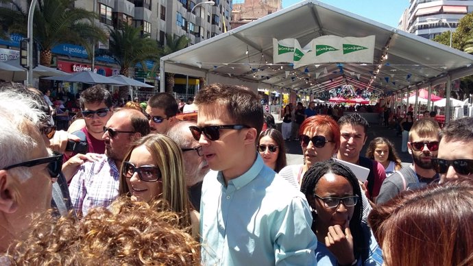 Errejón, entre Rita Boshao y Àngela Ballester, y ante Joan Ribo en Alicante