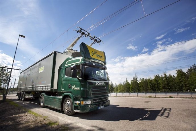 Camión circulando por la carretera eléctrica de Suecia