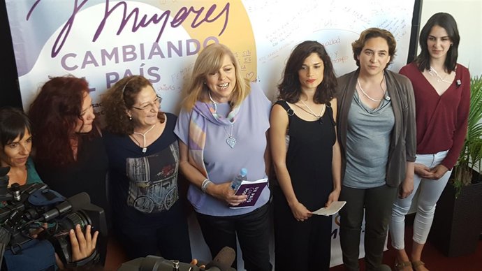 Ada Colau en un acto con mujeres en Madrid junto a Rita Maestre