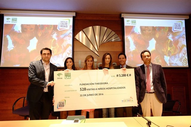 Unicaja entrega cheque a Fundación Theodora