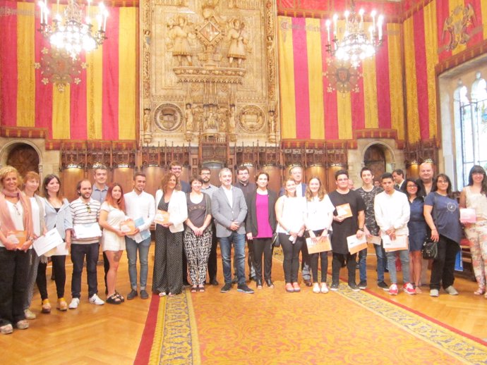 Representantes municipales junto con los ganadores del evento FP Emprèn