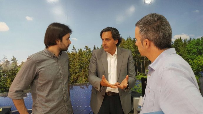 El candidato de Unidos Podemos durante su reunión con ANPIER