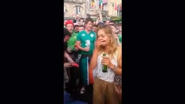 Serenata de la afición irlandesa a una mujer francesa