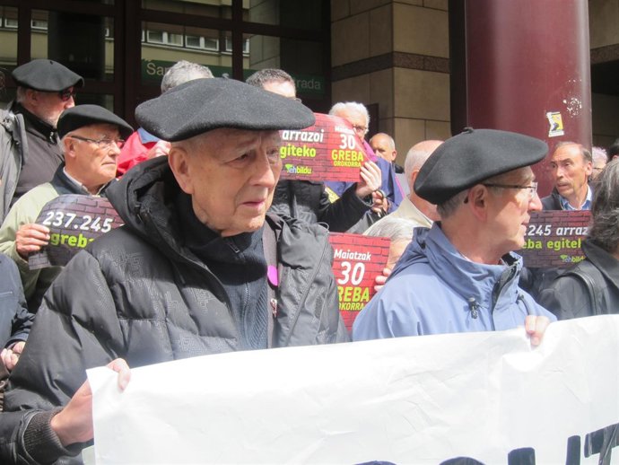 Periko Solabaria en una concentración con Tasio Erkizia